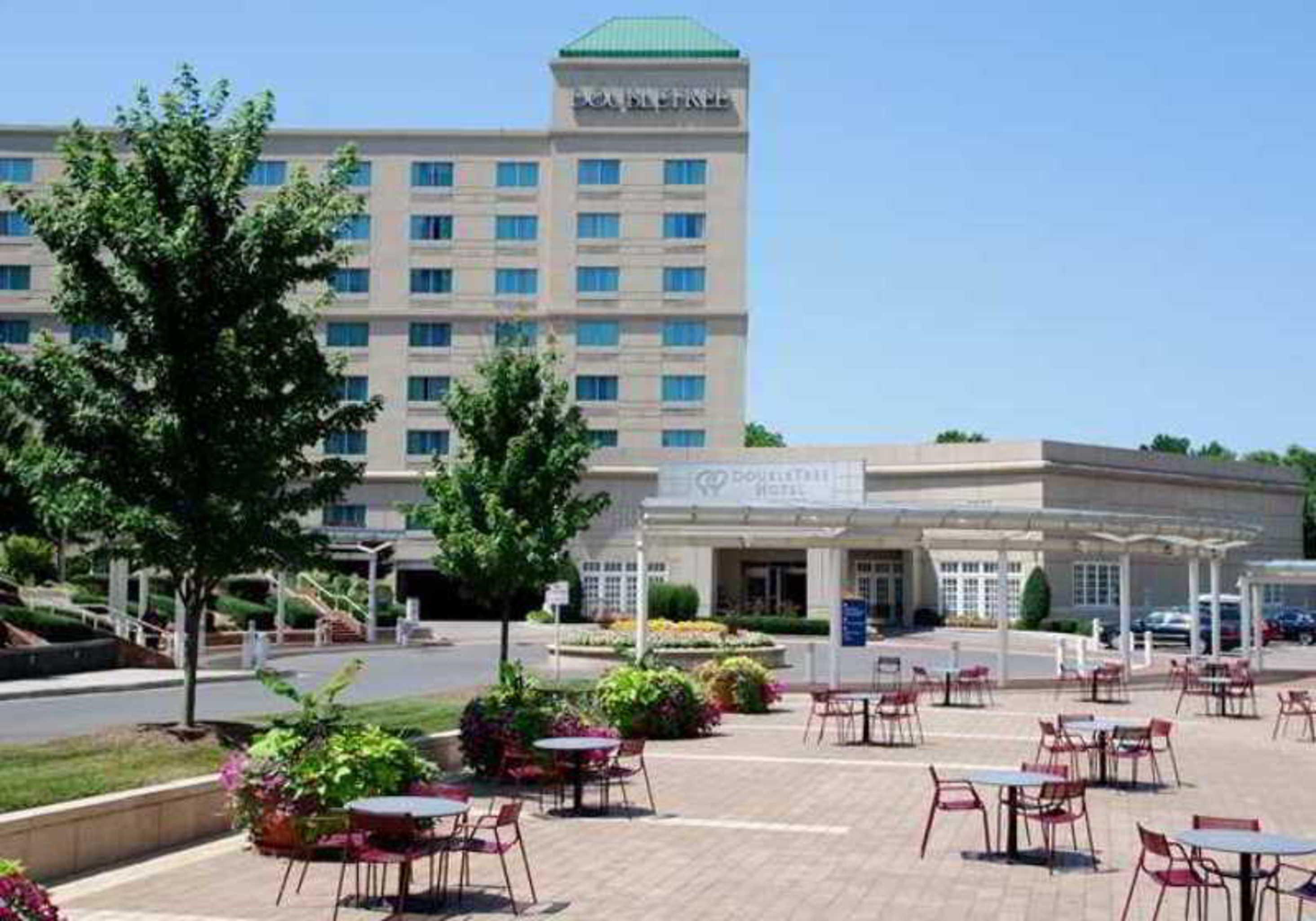 Отель Doubletree By Hilton Charlotte Uptown Экстерьер фото