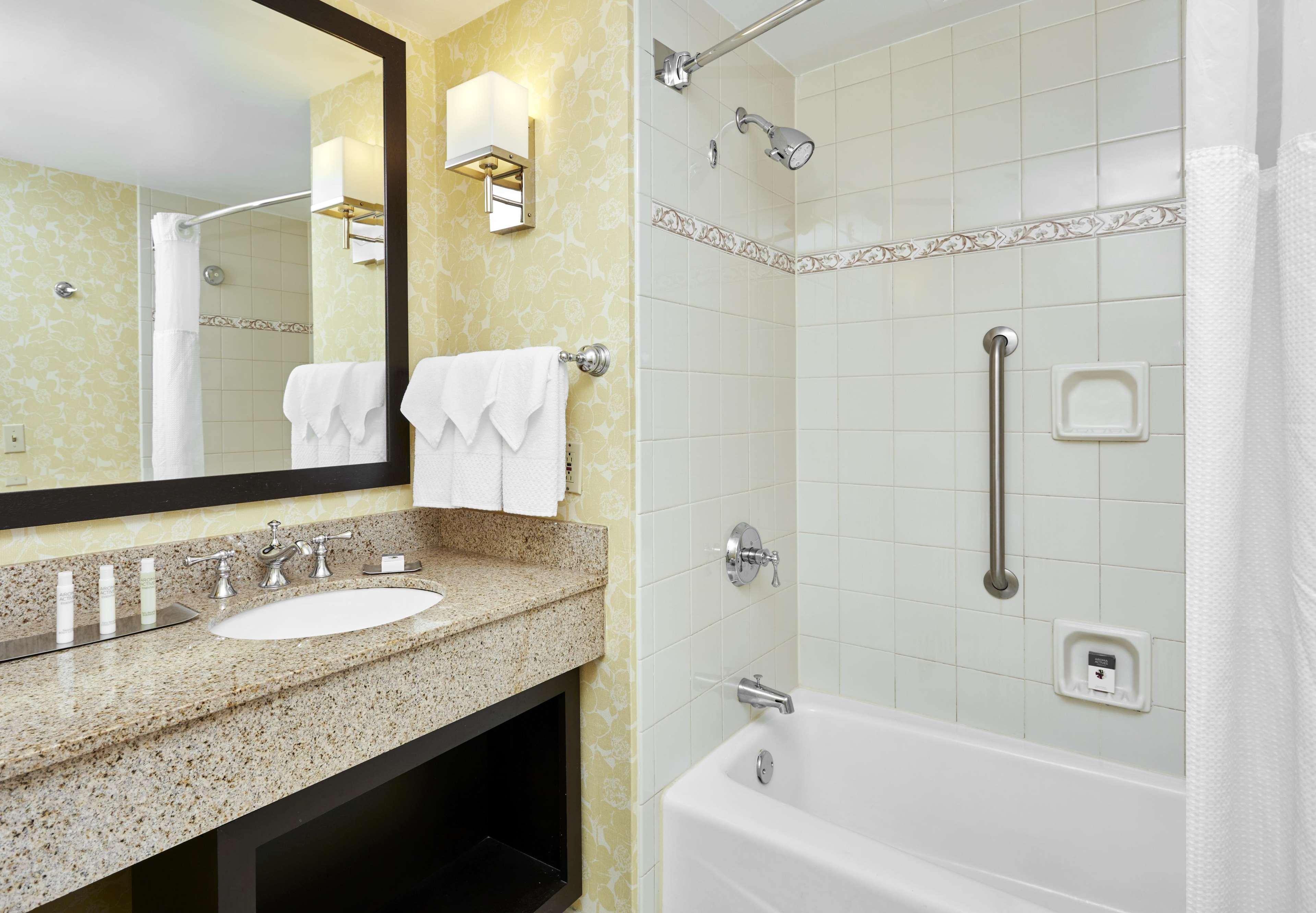 Отель Doubletree By Hilton Charlotte Uptown Экстерьер фото