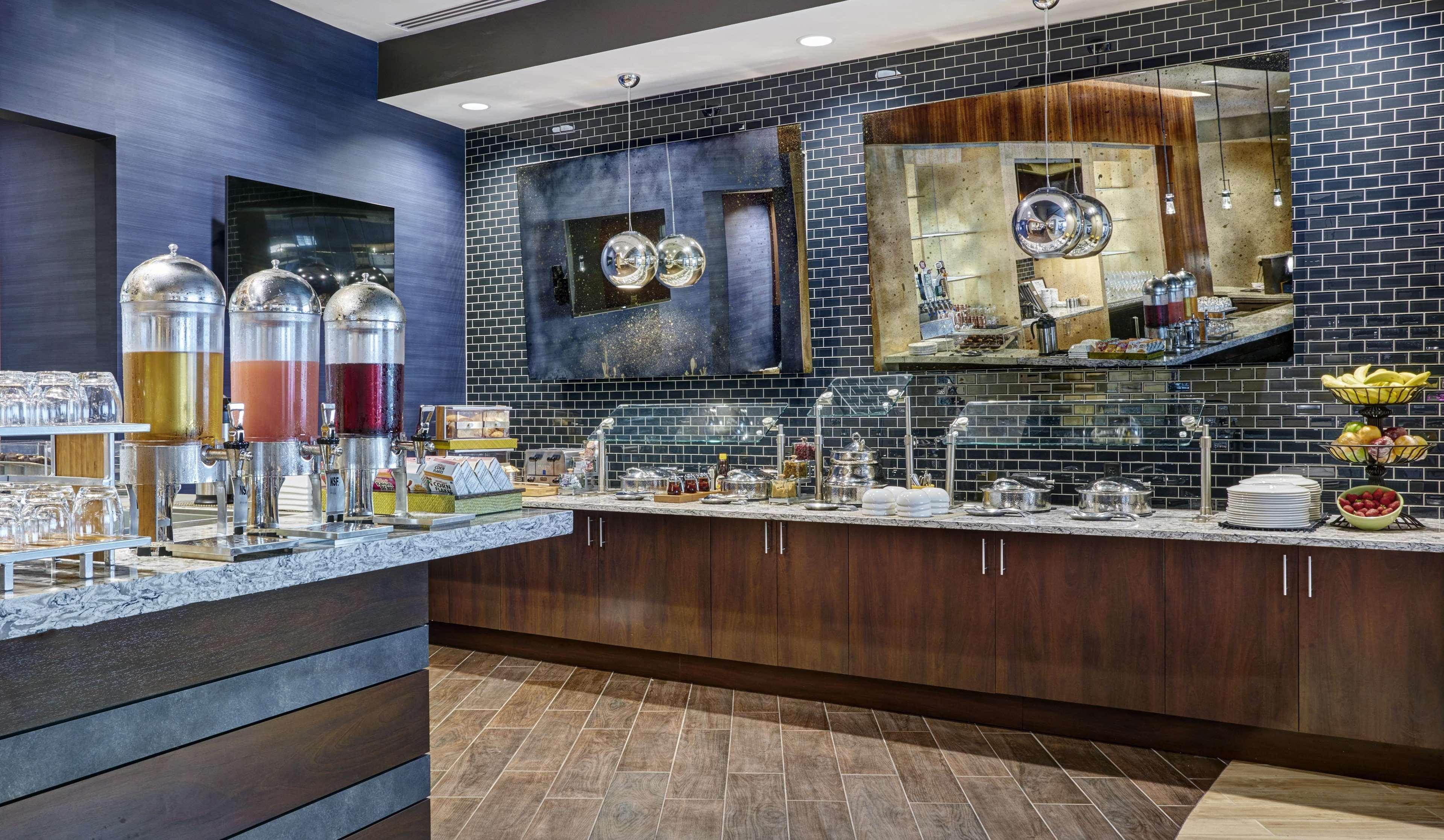 Отель Doubletree By Hilton Charlotte Uptown Экстерьер фото