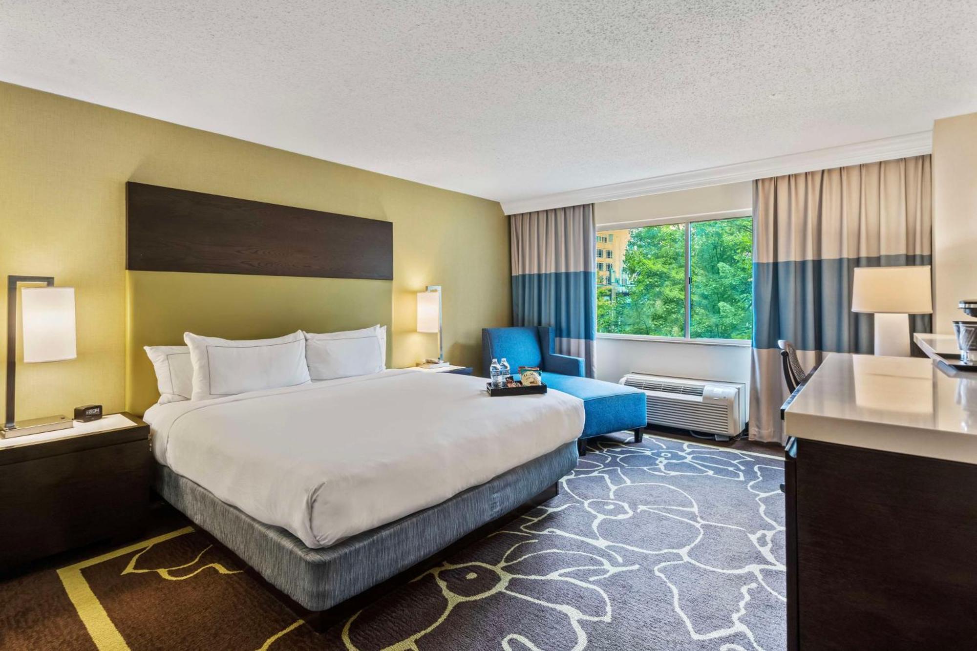 Отель Doubletree By Hilton Charlotte Uptown Экстерьер фото