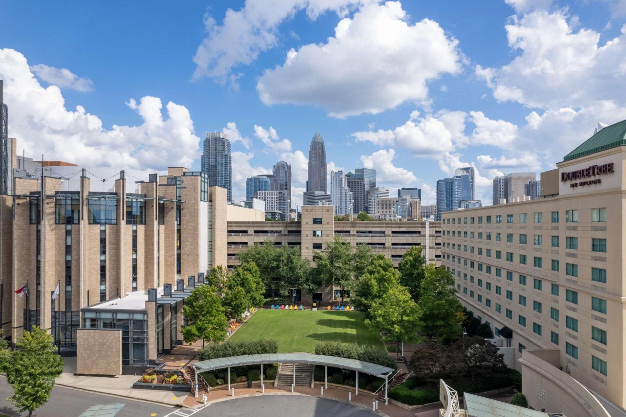 Отель Doubletree By Hilton Charlotte Uptown Экстерьер фото
