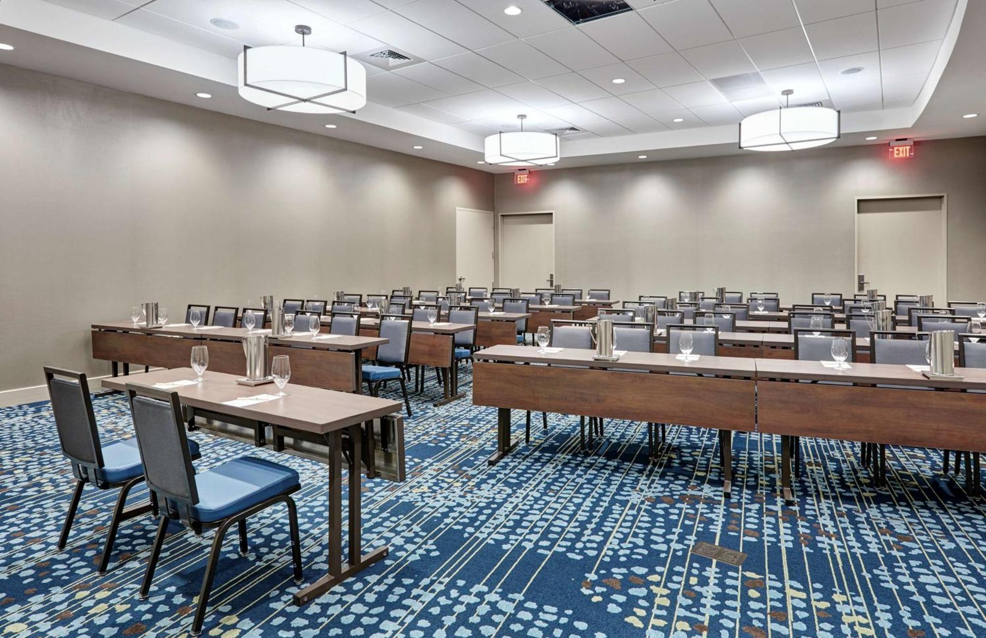 Отель Doubletree By Hilton Charlotte Uptown Экстерьер фото