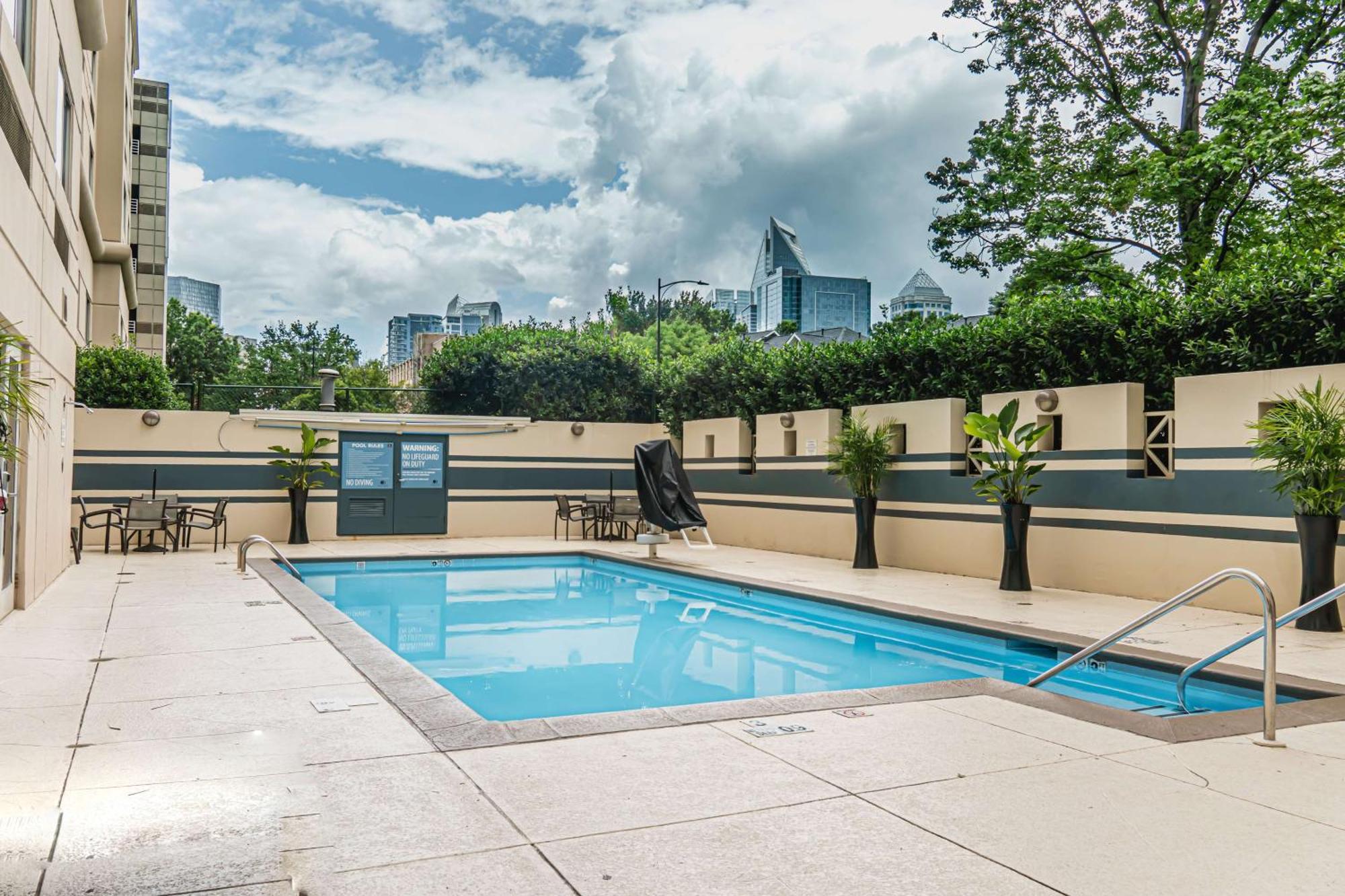 Отель Doubletree By Hilton Charlotte Uptown Экстерьер фото