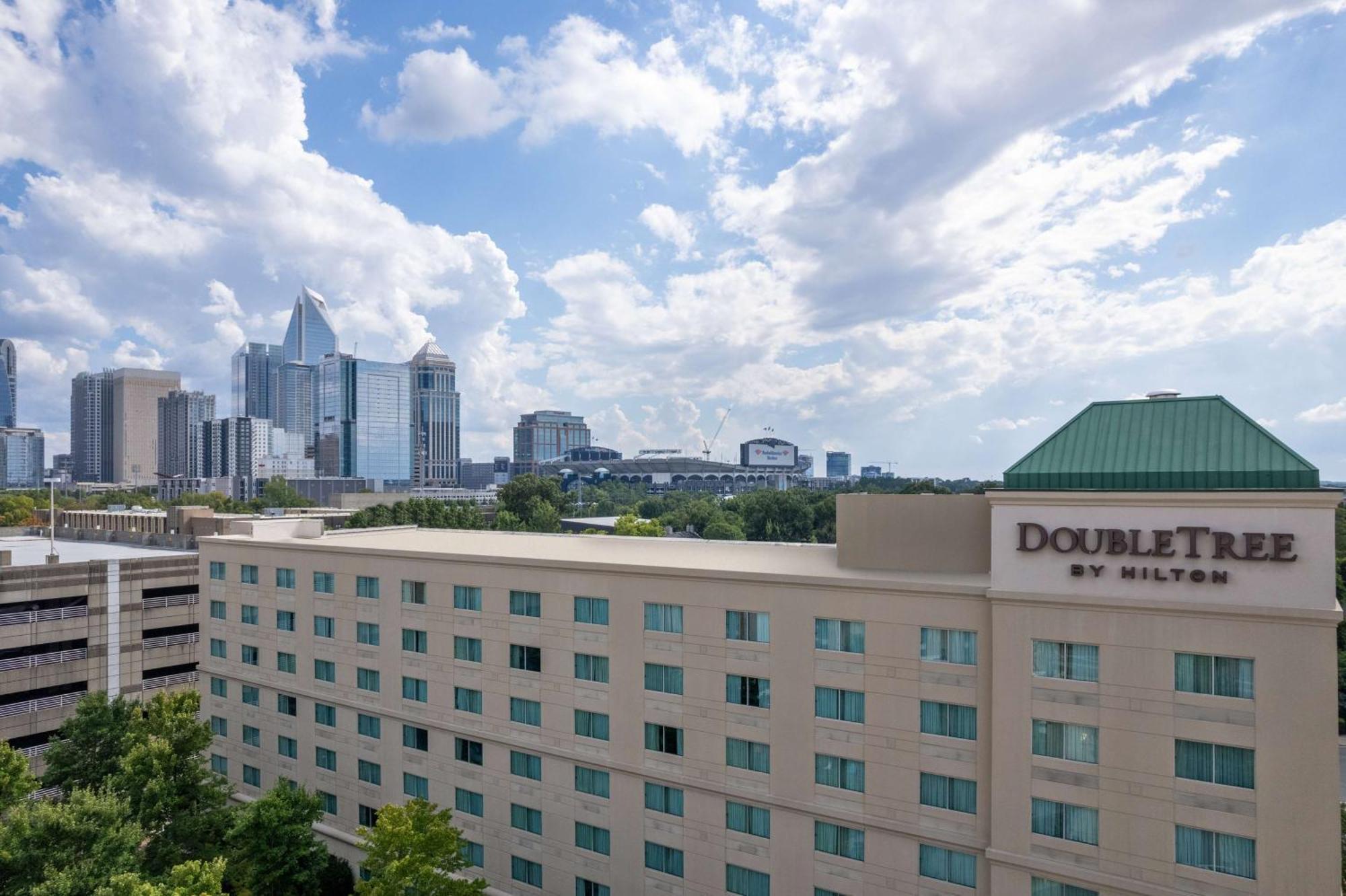 Отель Doubletree By Hilton Charlotte Uptown Экстерьер фото