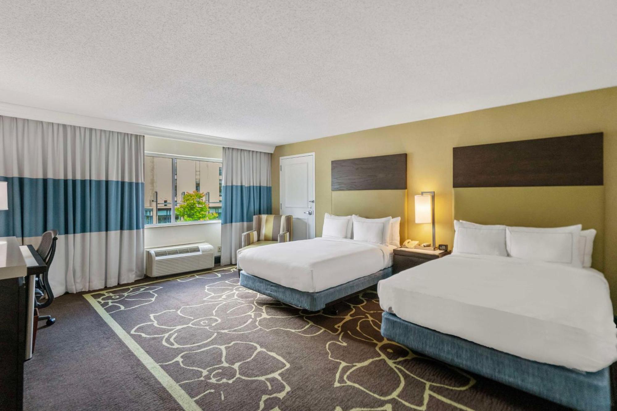 Отель Doubletree By Hilton Charlotte Uptown Экстерьер фото