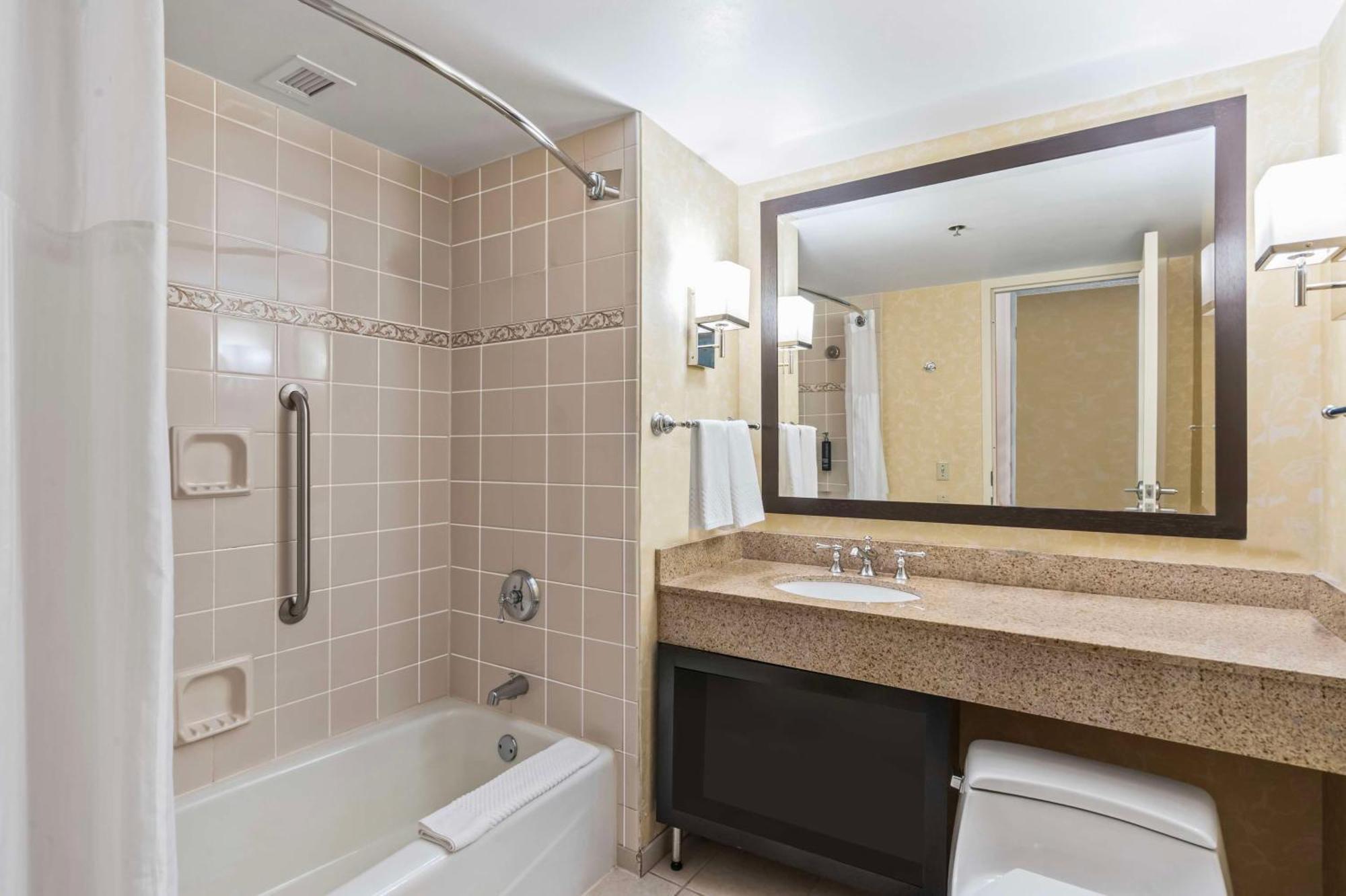 Отель Doubletree By Hilton Charlotte Uptown Экстерьер фото