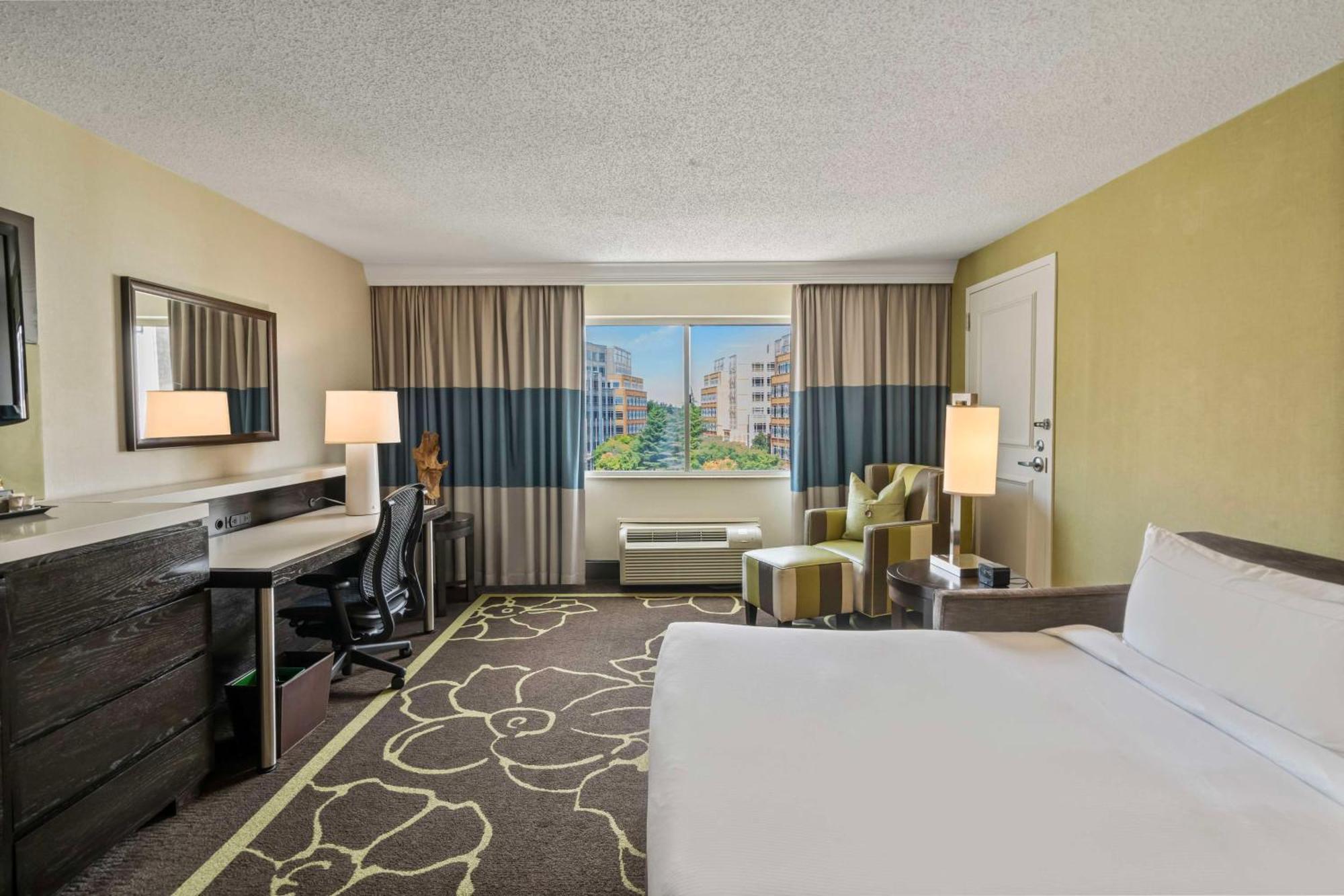 Отель Doubletree By Hilton Charlotte Uptown Экстерьер фото