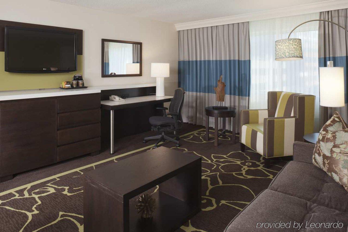 Отель Doubletree By Hilton Charlotte Uptown Номер фото