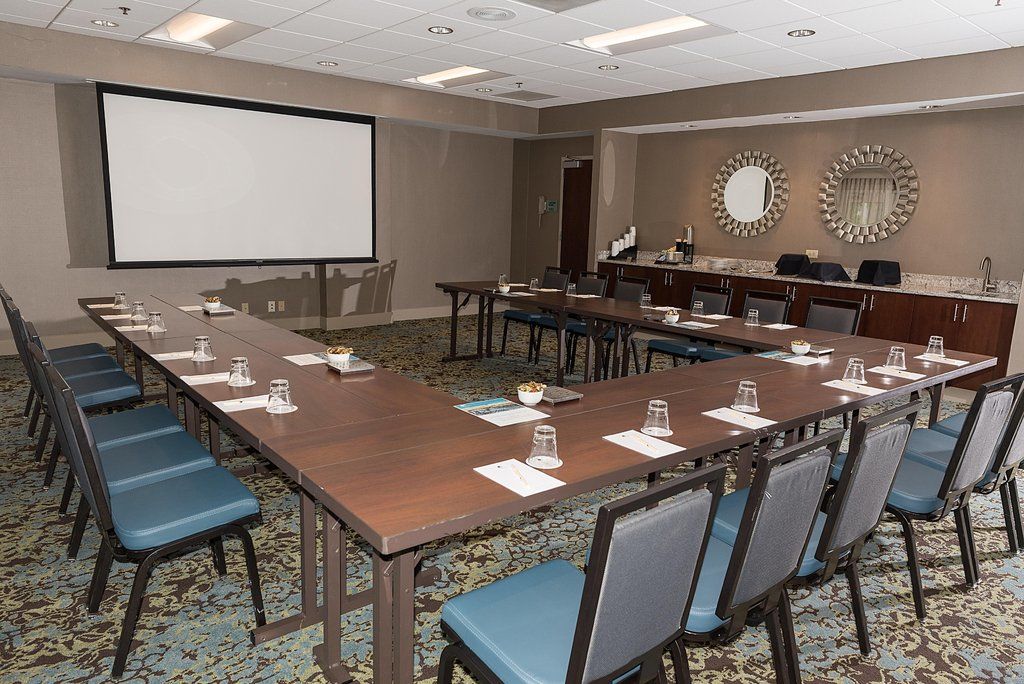 Отель Doubletree By Hilton Charlotte Uptown Экстерьер фото